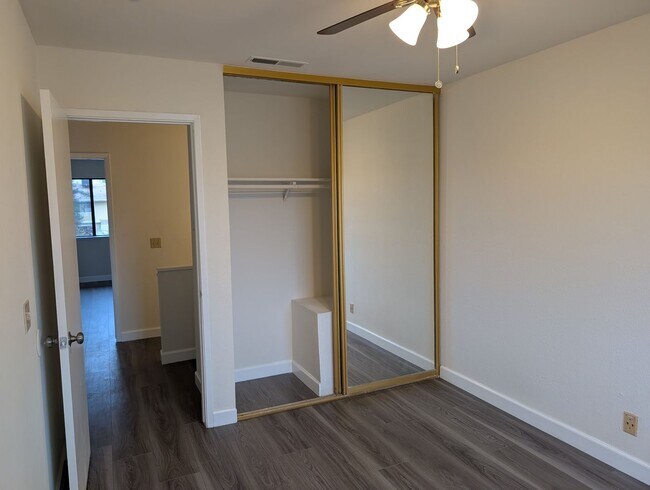 Building Photo - Completely remodeled and updated condo close to Fresno State, shopping and hwy 168