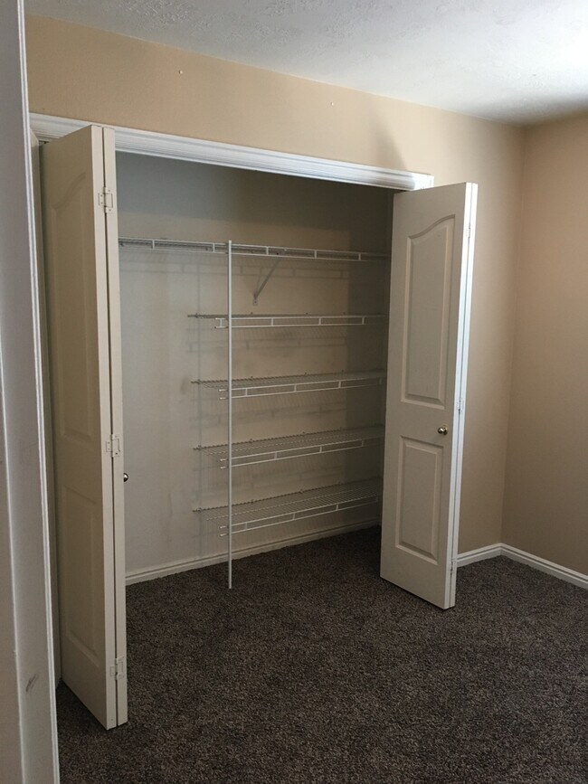 Building Photo - 3 bedroom 2 1/2 bath townhome