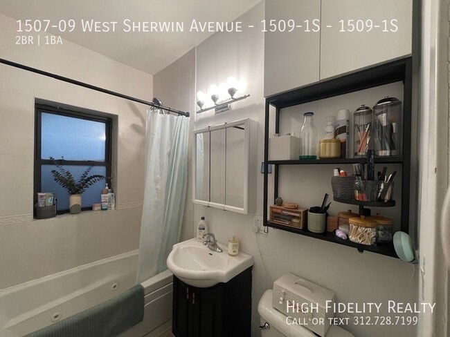 Building Photo - 1507 W Sherwin Ave