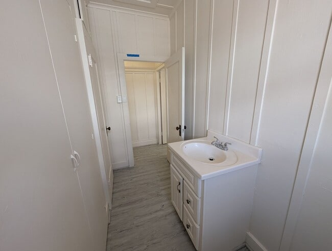 Building Photo - Centrally located 2 Bed, 1.5 Bath house in...