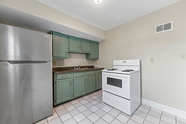 Building Photo - Beautiful Townhome on Anderson