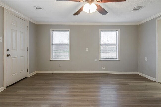 Building Photo - 4401 Elmwood St