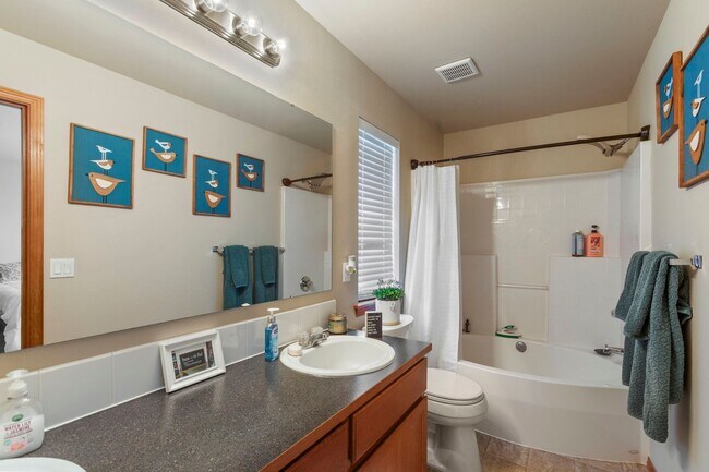 Building Photo - Beautiful 3-bed/2-bath Orting Home in Rive...