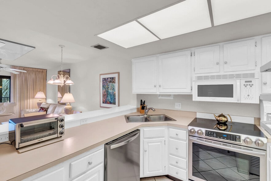 Building Photo - 600 Neapolitan Way