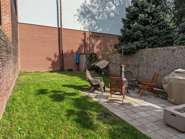 Building Photo - 615 E Thompson St