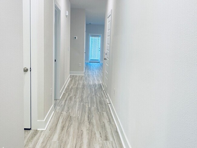 Building Photo - 9908 Starling Dr