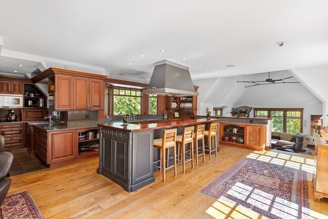 Building Photo - 100 Summer St