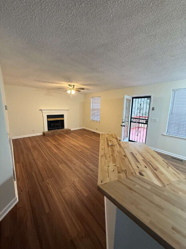 Building Photo - 821 Hillmore Dr