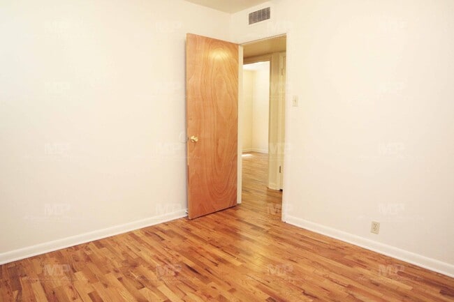 Building Photo - 1024 Glenmoor Dr