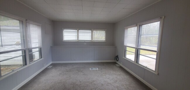 Building Photo - 1 Bedroom Mobile Home on 1 acre lot close to Tart Trail Leelanu Coutny