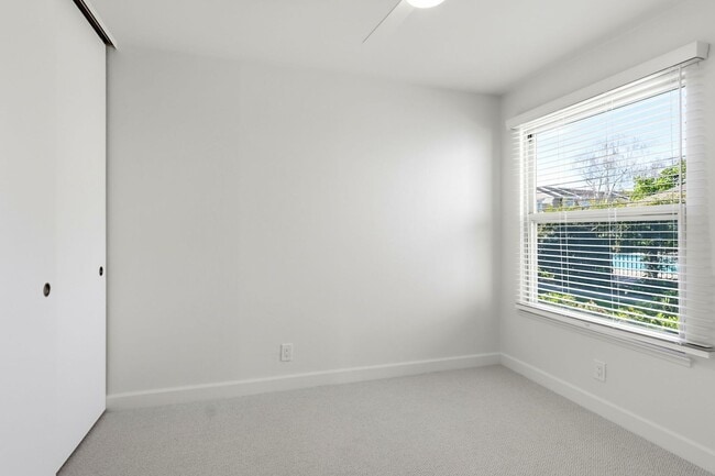 Building Photo - Updated Townhome in Lake Santa Clara HOA