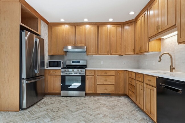 Building Photo - Bright, Updated Home Minutes from UNC and Downtown Chapel Hill