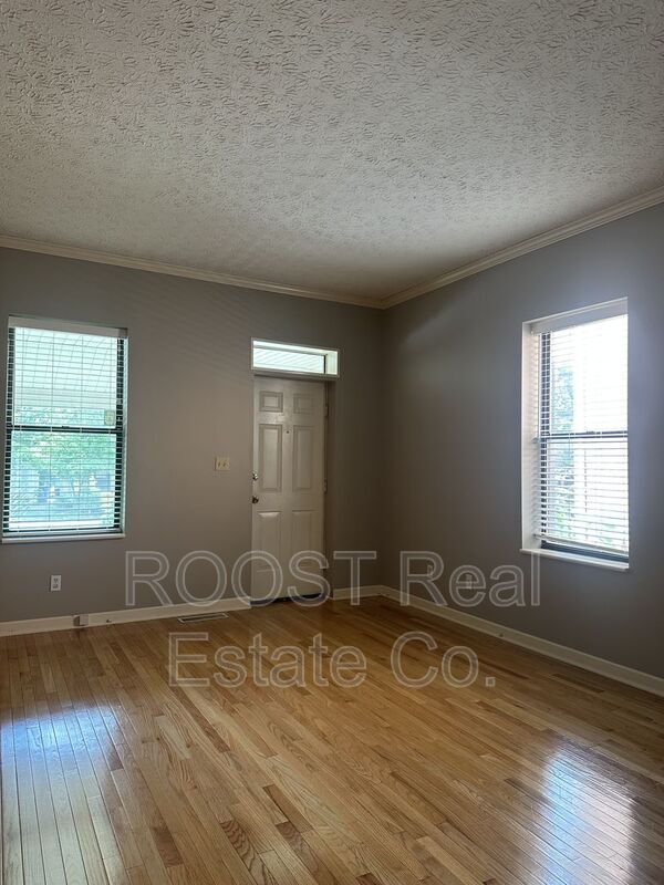 Building Photo - 820 Summit St