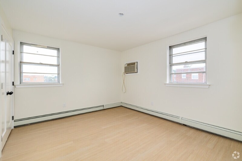 Building Photo - 921 Tyson Ave