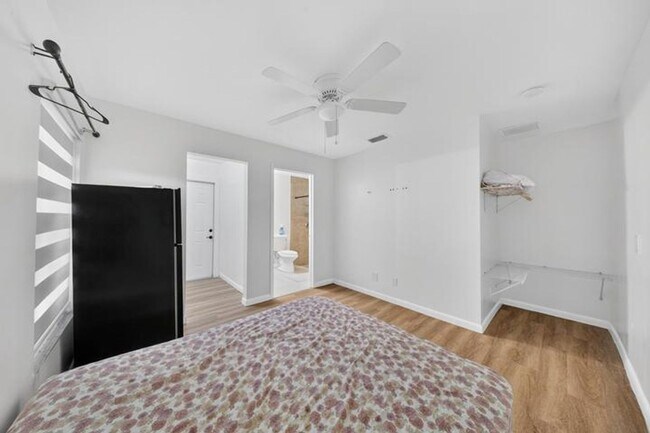 Building Photo - 849 Camellia Dr