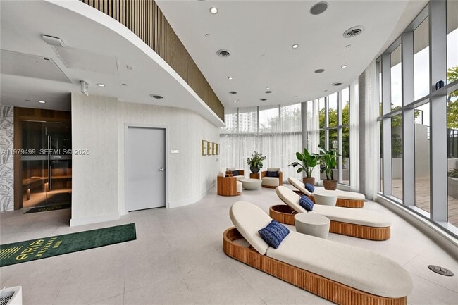 Building Photo - 700 NE 24th St