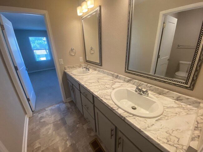 Building Photo - Spacious Englewood Home