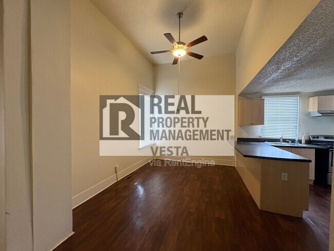 Building Photo - 1065 College St