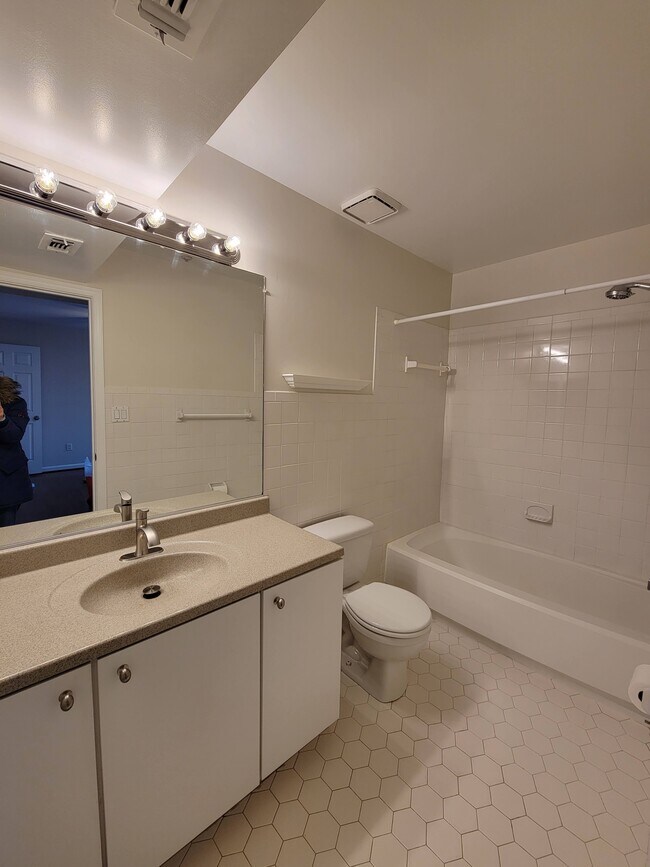 Building Photo - 913 Hillside Lake Terrace