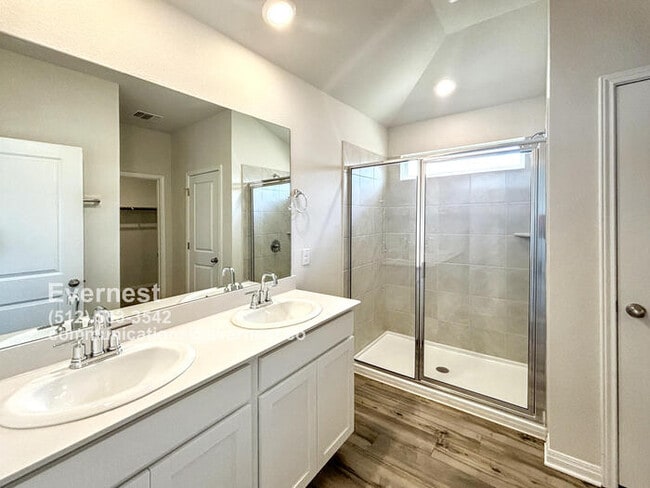 Building Photo - Spacious 4-Bedroom Home with Modern Comfor...