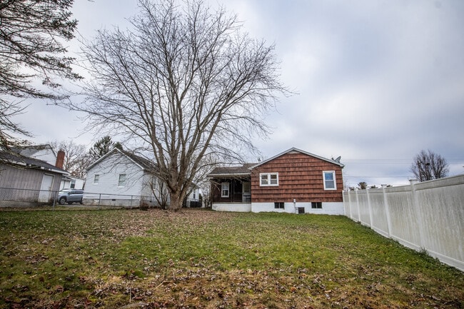 Building Photo - 610 Russell St