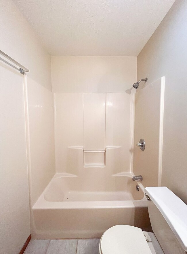Building Photo - Large 2 Bedroom Condo