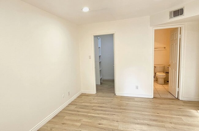 Building Photo - Beautiful 2 Bedrooms, 1 Bath Condo in Grea...