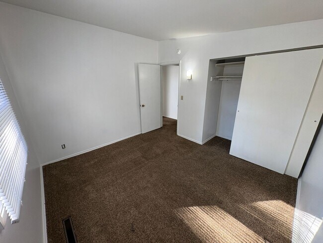 Building Photo - COMING SOON! Meadowlane neighborhood, Fenced Backyard, Laundry included