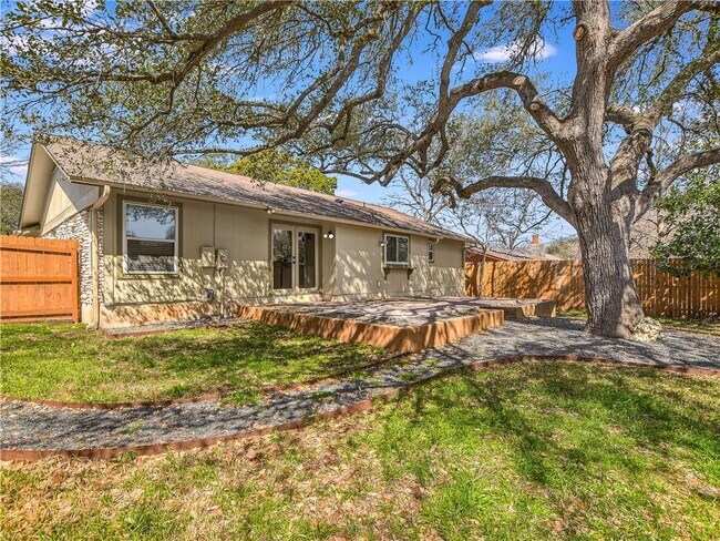 Building Photo - 11711 Oak Knoll Dr