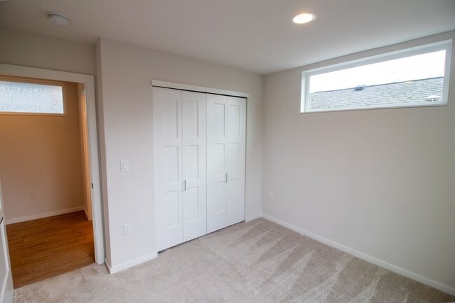 Building Photo - 3Bd/1.75Ba Seattle Townhouse