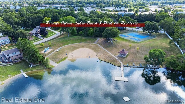 Building Photo - 699 Bay Pointe Dr