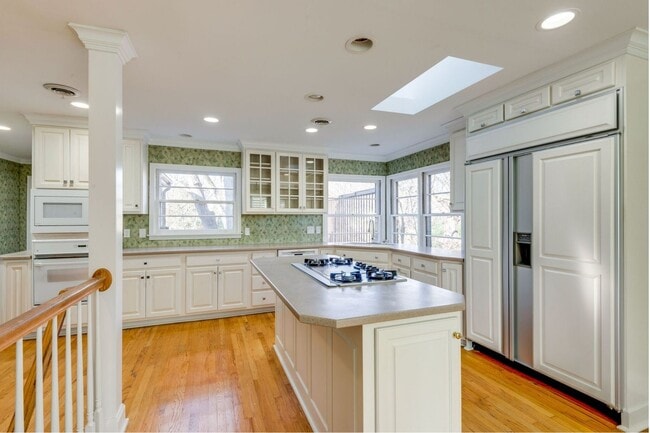 Building Photo - Spacious Green Hills Retreat | 3–4BR, 3BA | Deck, Hot Tub, & Prime Location