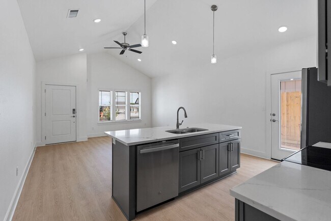 Building Photo - The Summit at Been Road Villas 3 Bed, 2.5 Bath