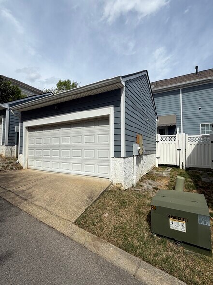 Building Photo - 7102 Lenox Village Dr