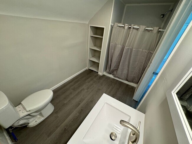 Building Photo - MADISONVILLE - Adorable 2 bed 2 bath cape ...