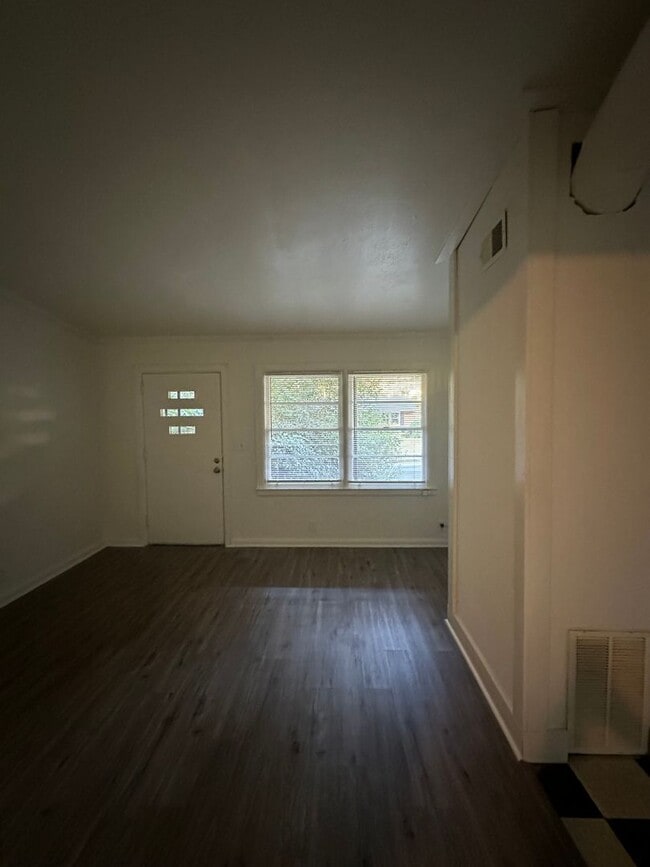 Building Photo - 2 bedroom, 1 bathroom updated home in Norm...