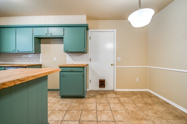 Building Photo - Super cute 3 bed, 2 bath!!
