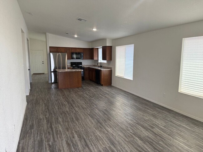 Building Photo - Desert Sands 4 bedroom 2 bathroom home with extra living room