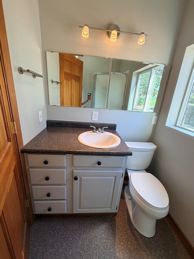 Building Photo - Spacious Home with Office, Studio, Workshop - Endless Possibilities!