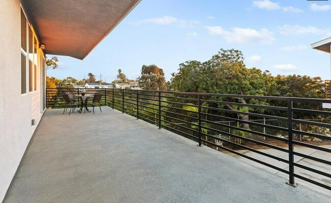 Building Photo - Modern 2 Bed, 2 Bath Bay Park Gem with Exp...