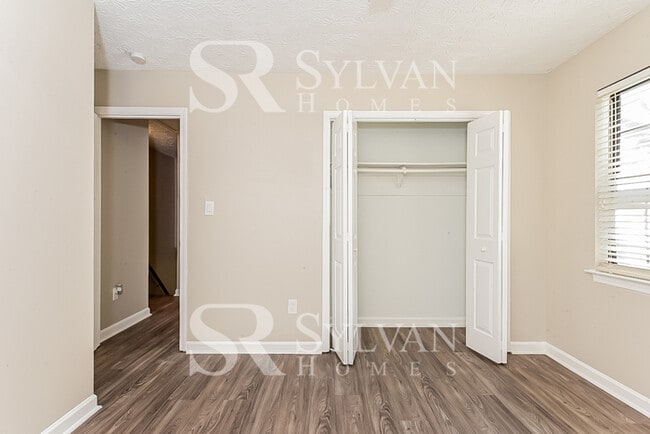 Building Photo - Come and view this 3 bedroom, 2.5 bathroom home