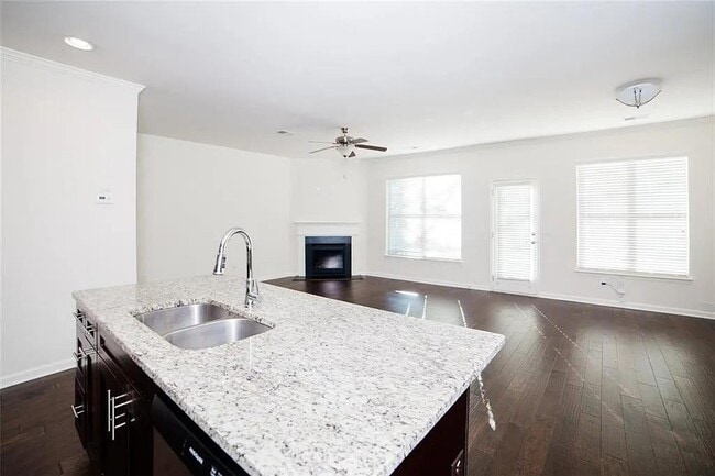 Building Photo - 5570 Lightheart Ct