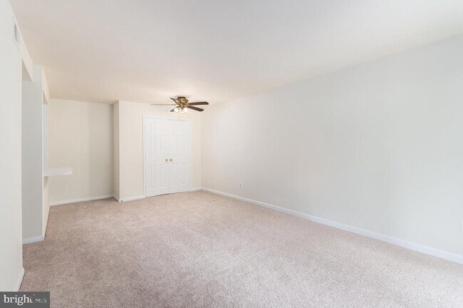 Building Photo - 5805 Royal Ridge Dr