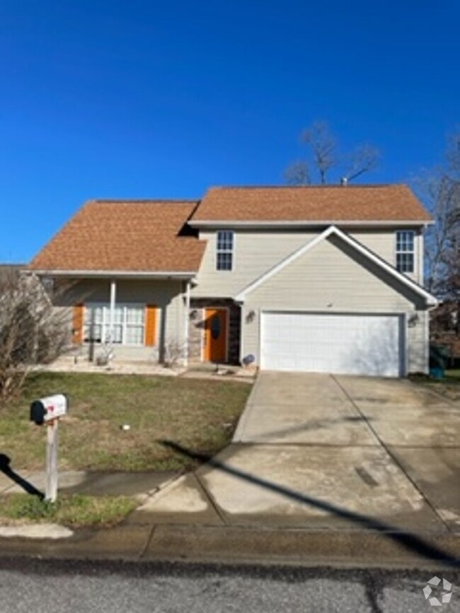 Building Photo - Three Bed Two and a Half Bath Home in Gast...