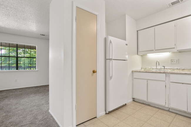 Kitchen - Fairhill Apartments