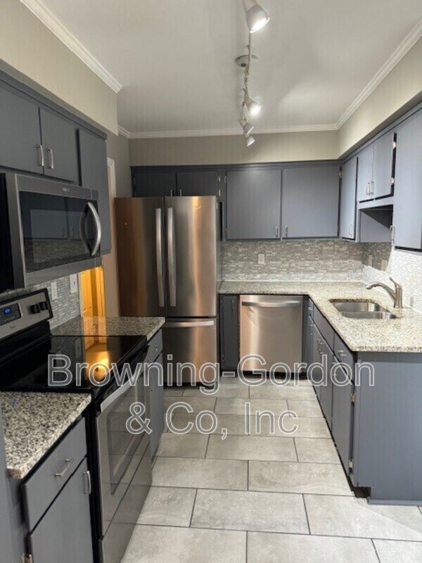 Building Photo - 215 Hillsboro Pl