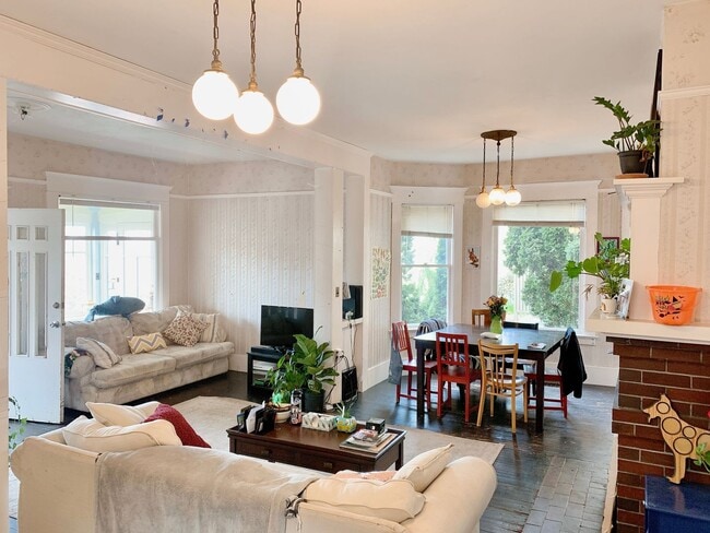 Building Photo - PRELEASING: Classic N Garden 6 bdrm/3 bath near WWU North Campus