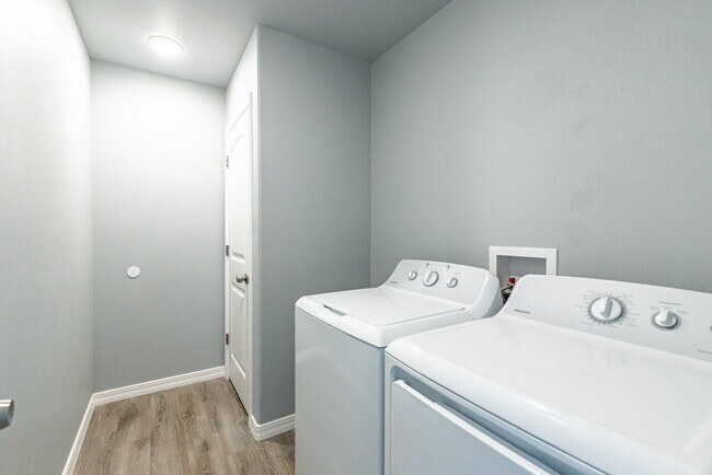 Building Photo - Great townhome!