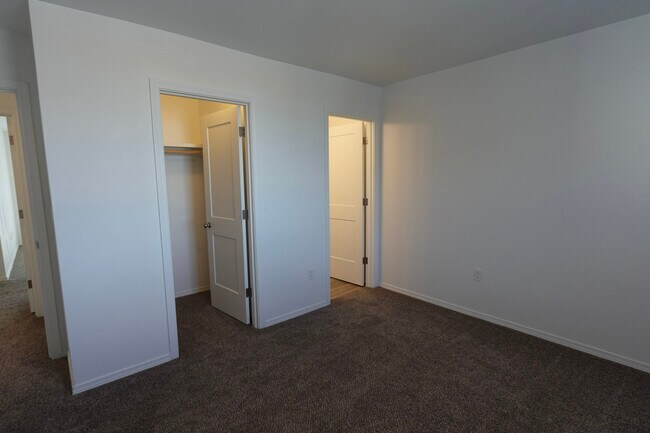 Building Photo - 2829 W Marina Dr