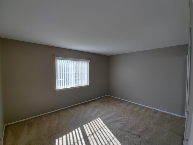 Building Photo - 25312 Shiawassee Cir